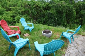 Property grounds - Comfy 2-bedroom cabin in adorable Sevierville with AC and Hot Tub (Sevierville)