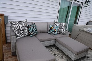 Terrace/patio - Comfy 2-bedroom cabin in adorable Sevierville with AC and Hot Tub (Sevierville)