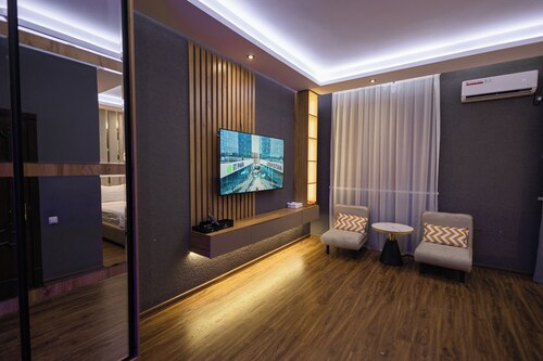Modern and cozy apartment in the city center, close to restaurants, shops.