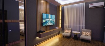 Modern and cozy apartment in the city center, close to restaurants, shops.