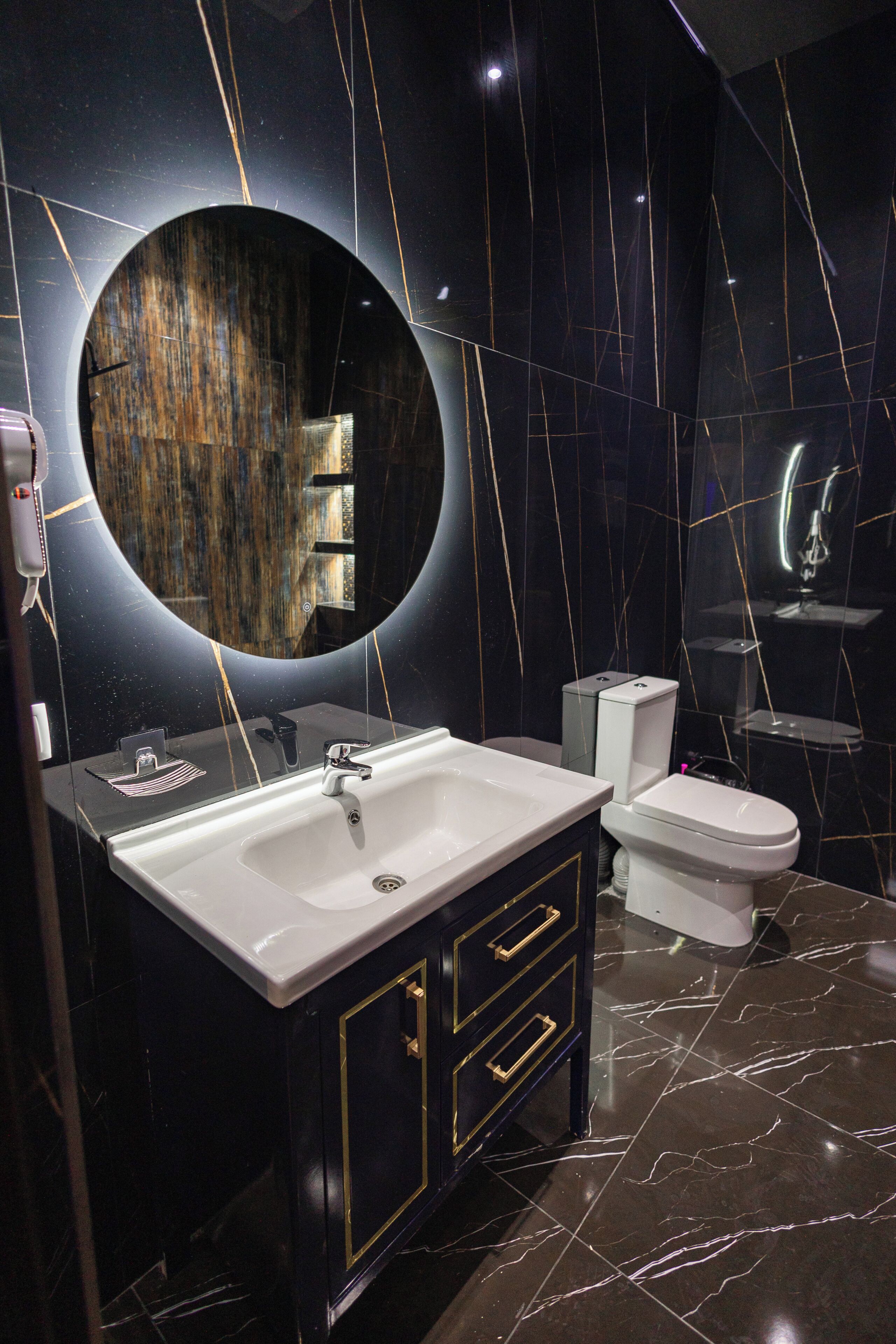 Shower, jetted bath, bidet, towels