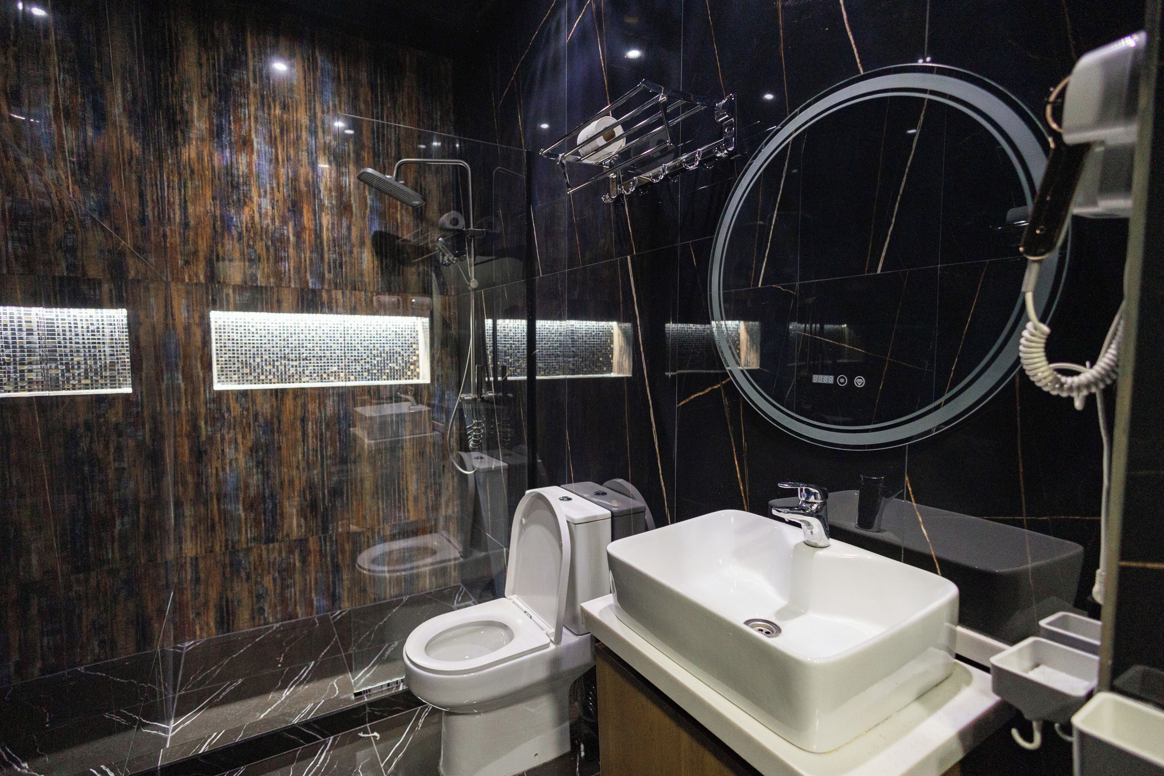 Shower, jetted bath, bidet, towels
