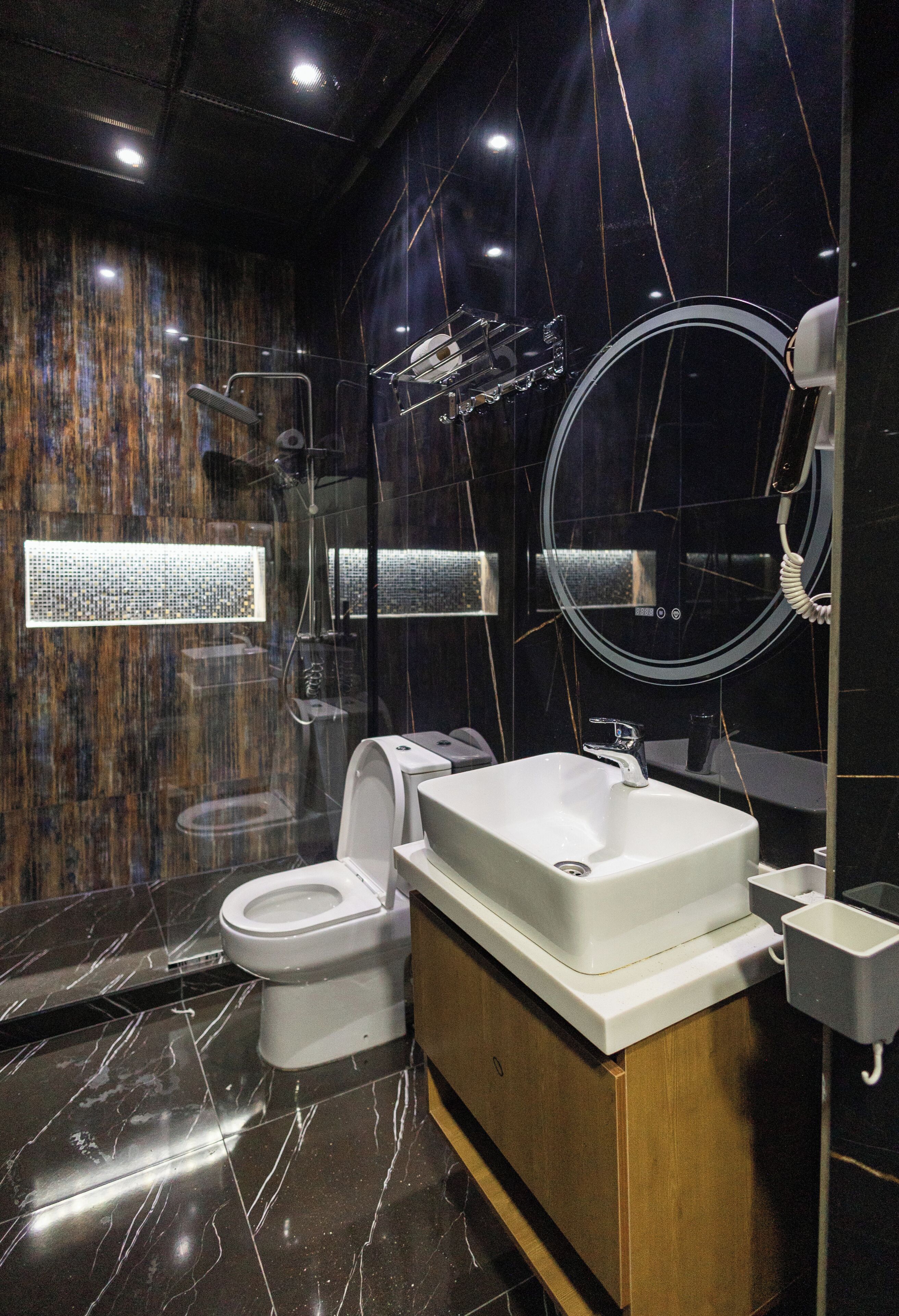 Shower, jetted bath, bidet, towels
