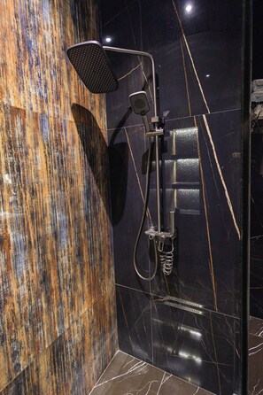 Dusche, Whirlpool, Bidet, Handtücher