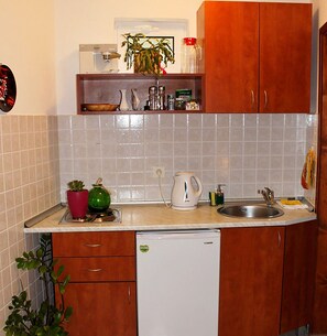 Private kitchen - Beautiful studio on ground floor in shadow of vines, Sveti Stefan (Sveti Stefan)