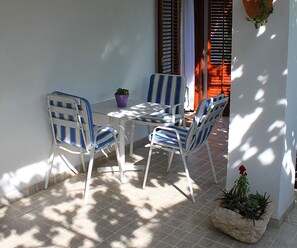 Outdoor dining - Beautiful studio on ground floor in shadow of vines, Sveti Stefan (Sveti Stefan)