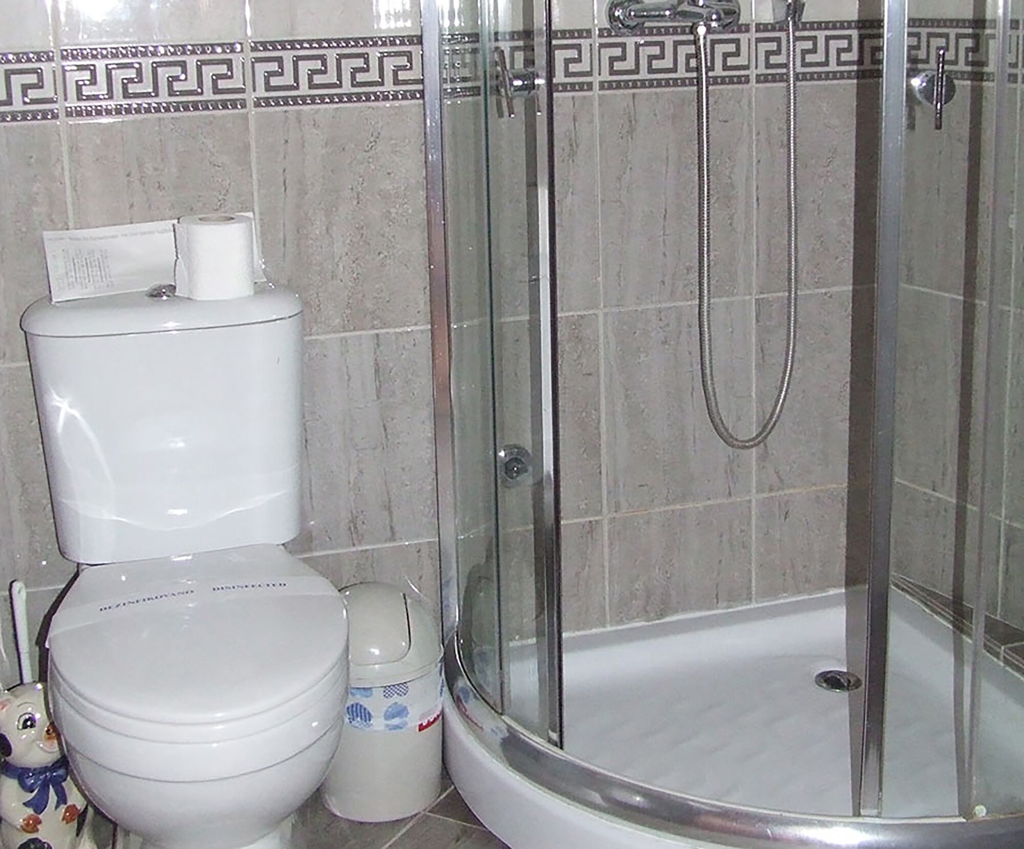 Asciugacapelli, asciugamani, sapone, carta igienica