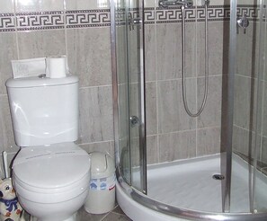 Haartrockner, Handtücher, Seife, Toilettenpapier
