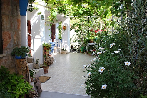 Beautiful studio on ground floor in shadow of vines, Sveti Stefan