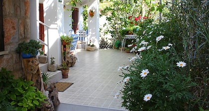 Beautiful studio on ground floor in shadow of vines, Sveti Stefan