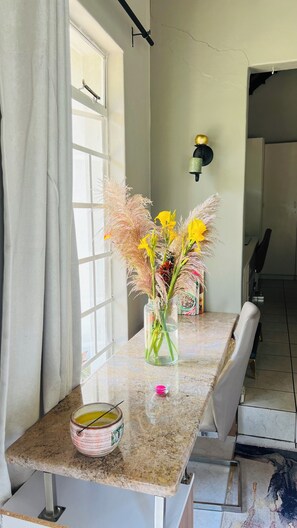 Comfort Suite, Pool View | Interior