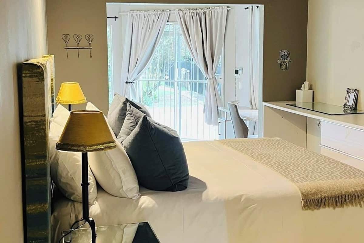 Comfort Suite, Pool View