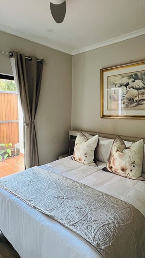 Laptop workspace, iron/ironing board, free WiFi - Midrand Manor Guesthouse  (Midrand)