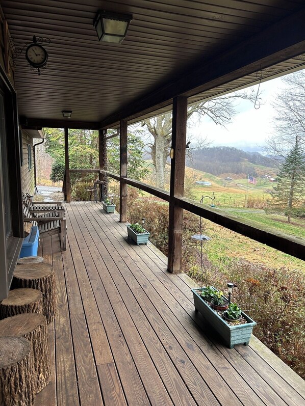 Terrace/patio - Experience the Vista. Enjoy the tranquility. Embrace the area attractions. (Bristol)