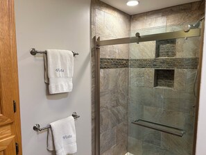 Shower, hair dryer, towels, soap - Experience the Vista. Enjoy the tranquility. Embrace the area attractions. (Bristol)