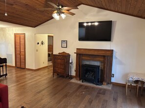 Interior - Experience the Vista. Enjoy the tranquility. Embrace the area attractions. (Bristol)
