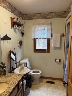 Shower, hair dryer, towels, soap - Experience the Vista. Enjoy the tranquility. Embrace the area attractions. (Bristol)