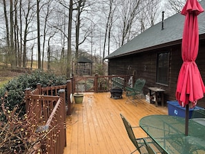 Outdoor dining - Experience the Vista. Enjoy the tranquility. Embrace the area attractions. (Bristol)