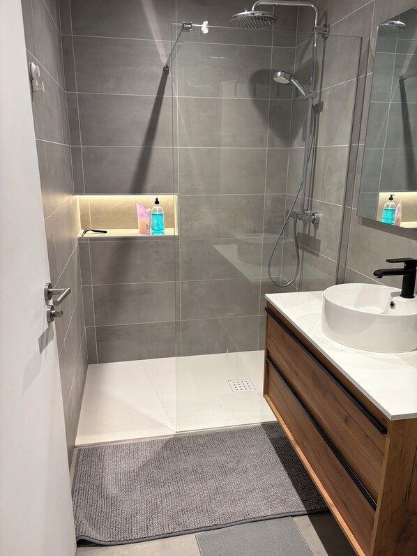 Bathroom - Seaside house, walking distance to the beach, sea view (Porspoder)