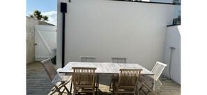 Outdoor dining - Seaside house, walking distance to the beach, sea view (Porspoder)