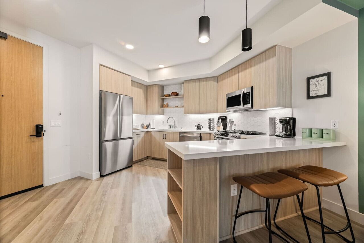 Geladeira, micro-ondas, fogão, cooktop