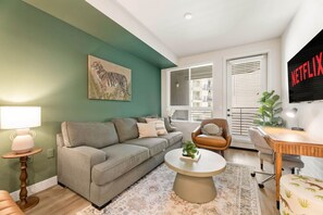 TV - South Coast Serenity-Modern Amenities + Parking (Santa Ana)