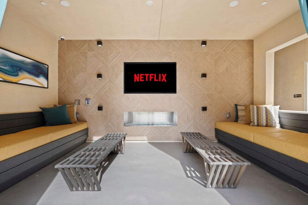 South Coast Serenity-modern Amenities + Parking - Costa Mesa, CA