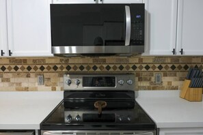 Private kitchen - Spacious 3BR Upper Unit | Private Patio (Kitchener)