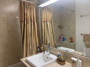 Bathroom - Wall st private large bedroom in luxury building with 2 huge window /female only (New York)