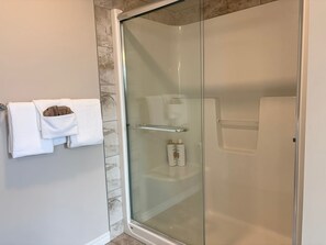 Haartrockner, Bidet, Handtücher, Seife