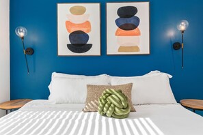 Desk, iron/ironing board, travel cot, WiFi - Bright & Modern Condo | 1Mi to South Coast Plaza (Santa Ana)