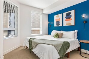Desk, iron/ironing board, travel cot, WiFi - Bright & Modern Condo | 1Mi to South Coast Plaza (Santa Ana)
