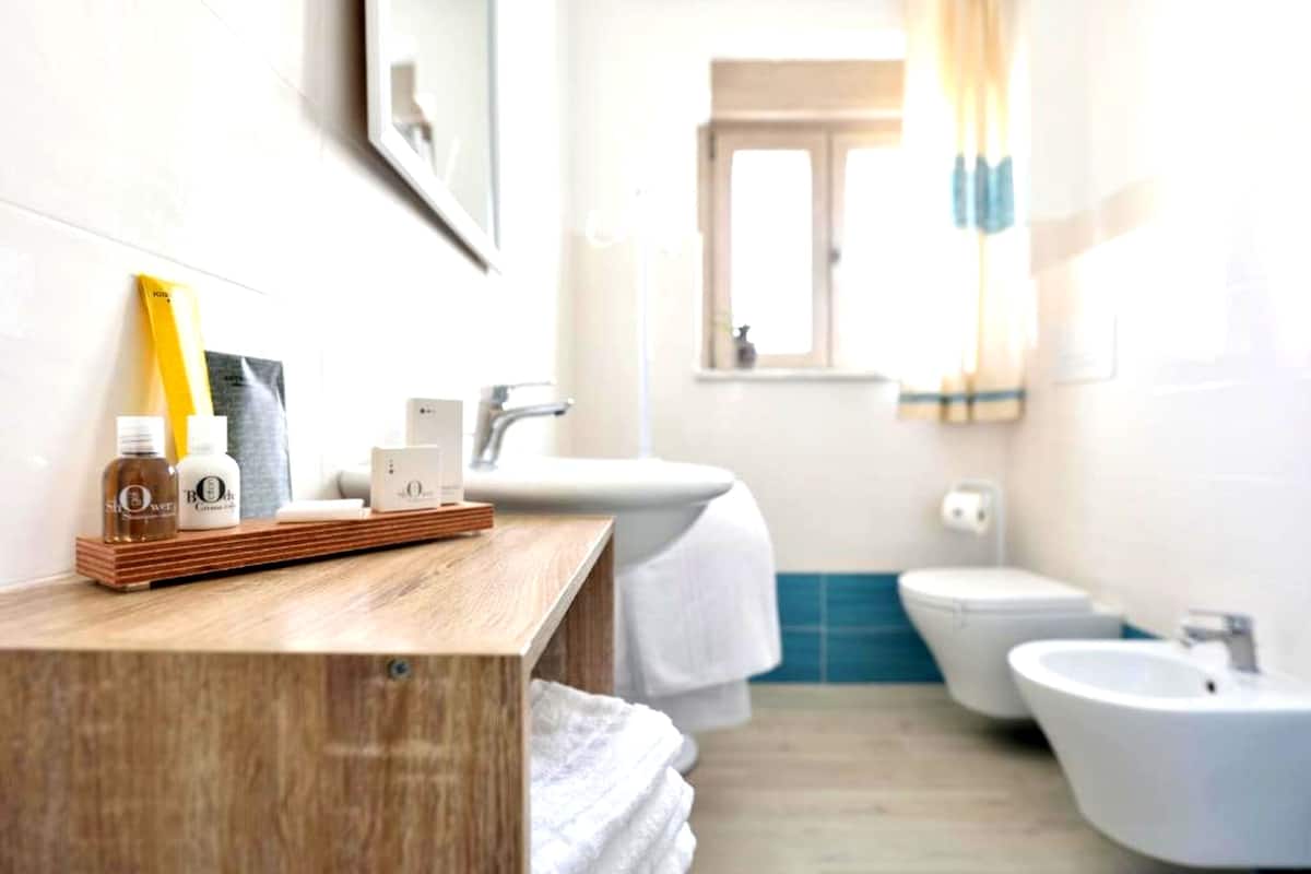 Phòng đôi hoặc 2 giường đơn tiện nghi đơn giản, quang cảnh thành phố | Phòng tắm