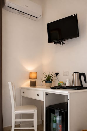 Camera Comfort con letto matrimoniale o 2 letti singoli, vista montagna | Minibar, una scrivania, Wi-Fi gratuito