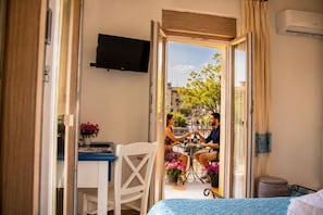 Comfort kamer, 1 twee- of 2 eenpersoonsbedden, uitzicht op bergen | Een minibar, een bureau, gratis wifi