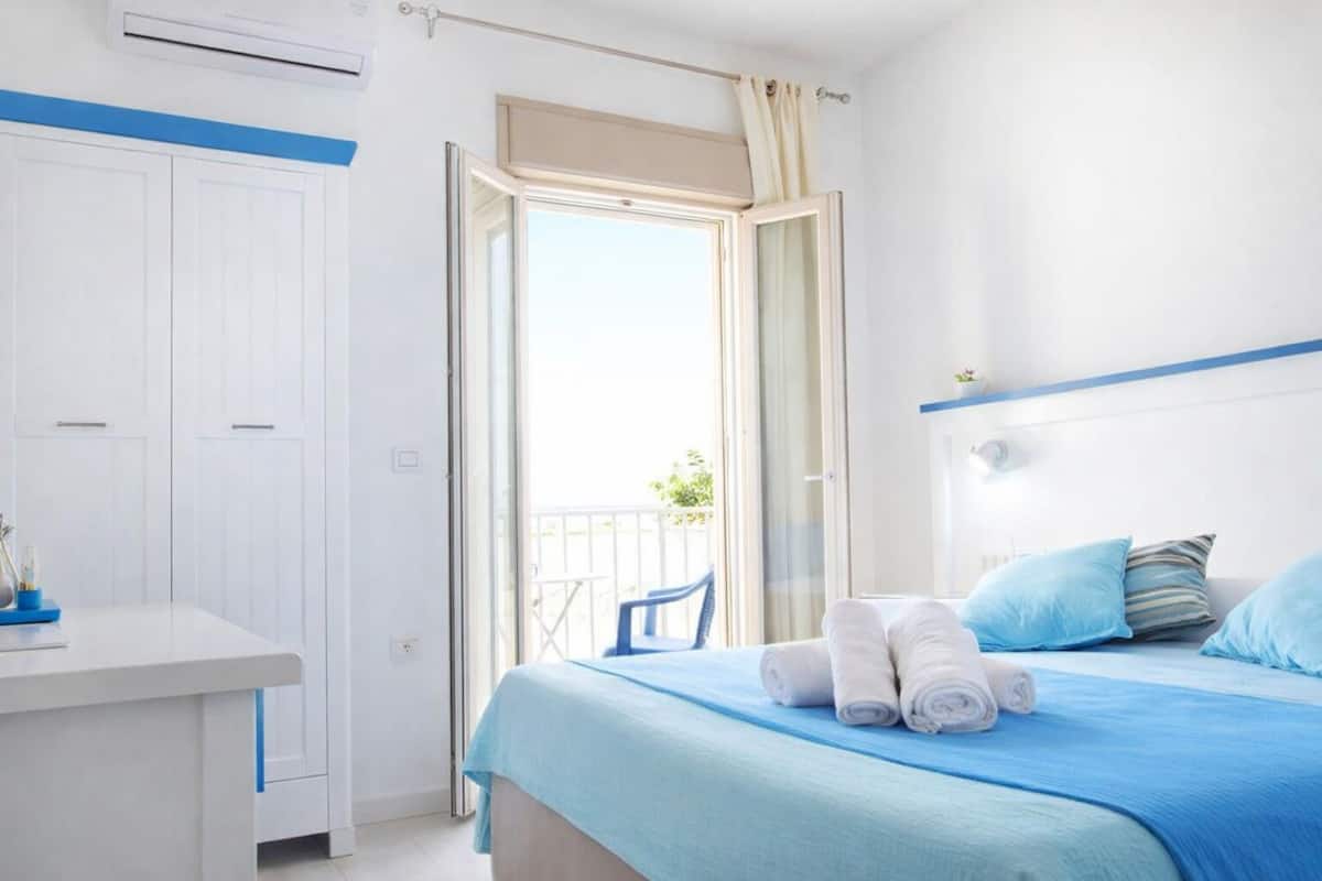 Phòng đôi hoặc 2 giường đơn tiện nghi đơn giản, quang cảnh sân vườn