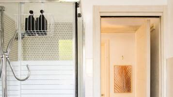 Chambre Confort Double ou avec lits jumeaux, vue ville | Salle de bain | Douche, articles de toilette gratuits, sĂšche-cheveux