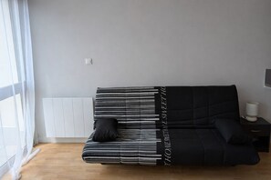 Living area - Dinard studio near Les Halles (Dinard)