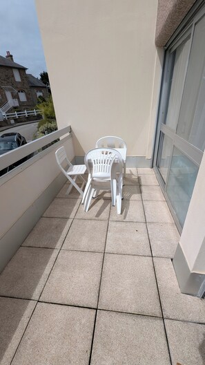 Outdoor dining - Dinard studio near Les Halles (Dinard)