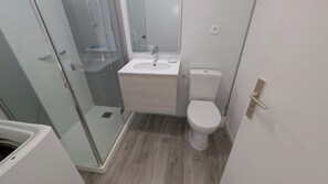 Douche, serviettes fournies, savon, papier toilette