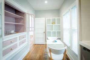 Dining - East Nashville - Private Entrance One Bedroom Suite by Park (Nashville)