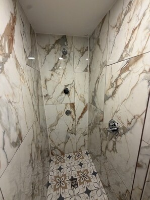Dusche, Handtücher, Seife, Toilettenpapier