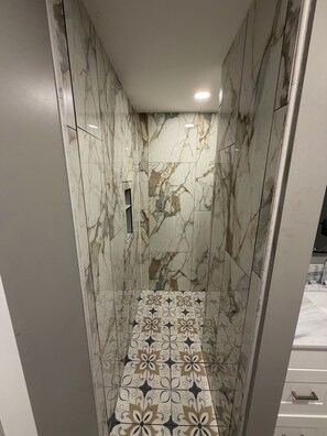 Douche, serviettes fournies, savon, papier toilette