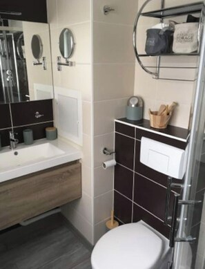 Shower, hair dryer, towels, soap - Cosy apartment for 2 to 4 people Free wifi parking historic center Little Venice (Colmar)