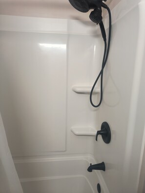 Een haardroger, handdoeken, zeep, toiletpapier