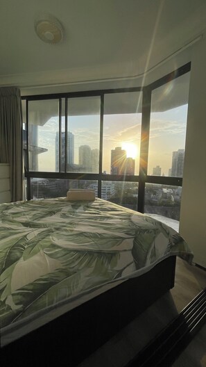 WiFi, bed sheets - Stylish 2BR Apartment in Surfers Paradise – Walk to Beach, Dining & Tram (Surfers Paradise)