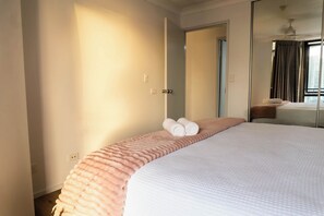 WiFi, bed sheets - Stylish 2BR Apartment in Surfers Paradise – Walk to Beach, Dining & Tram (Surfers Paradise)