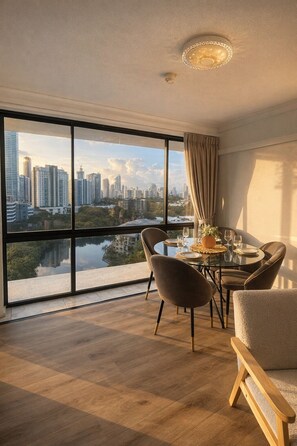Dining - Stylish 2BR Apartment in Surfers Paradise – Walk to Beach, Dining & Tram (Surfers Paradise)