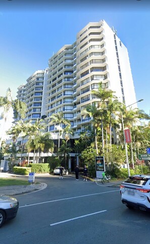 Exterior - Stylish 2BR Apartment in Surfers Paradise – Walk to Beach, Dining & Tram (Surfers Paradise)