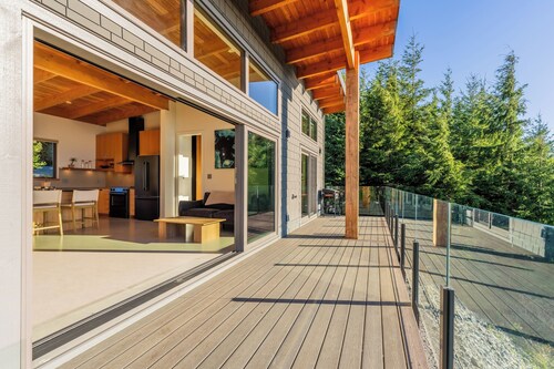 Panoramic ocean-view cabin tucked into the peaceful forest in beautiful Shirley.